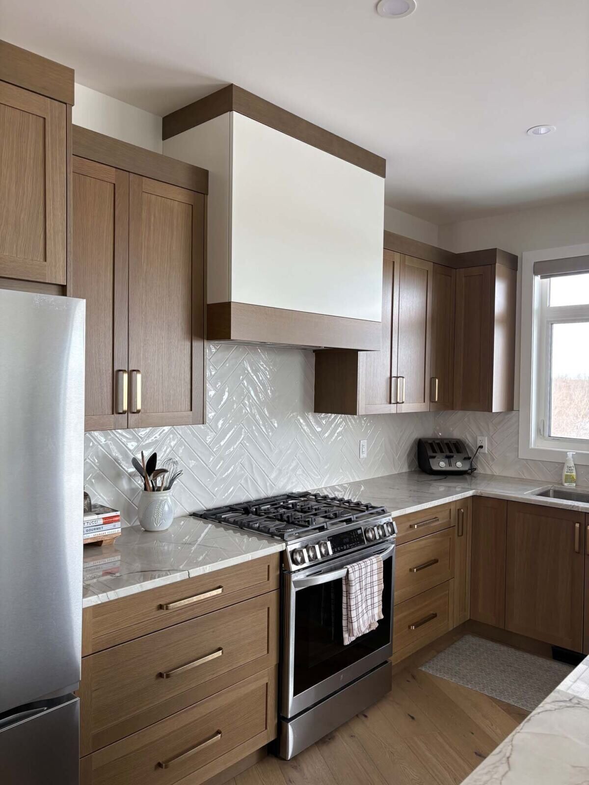 Single-handle faucet in a warm wood kitchen
